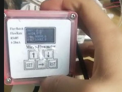 toplam akış ve parti bilgilerini gösteren dijital ekranlı akış ölçer