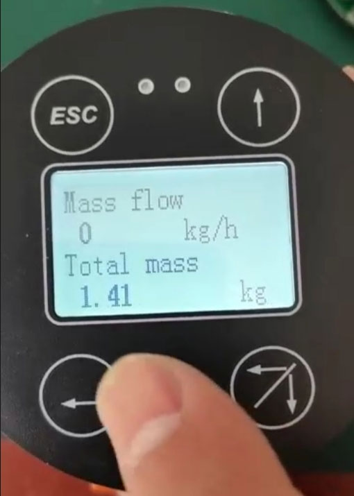 Coriolis kütle akış ölçeri birden fazla parametre sağlar. Coriolis mass flowmeter provides multiple parameters